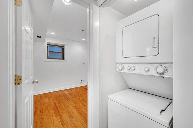 5014 N Oakley Ave Unit G, Chicago, IL 60625 - laundry room featuring light wood-style floors, laundry area, recessed lighting, stacked washer and clothes dryer, and baseboards