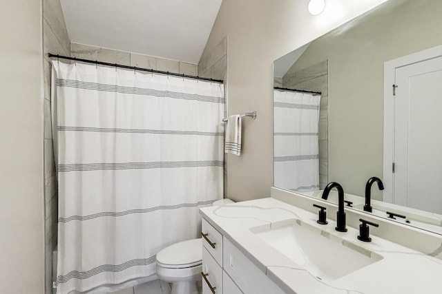 full bath featuring vanity, a shower with curtain, and toilet