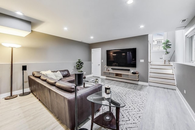 living area featuring light wood-style flooring, visible vents, baseboards, and recessed lighting