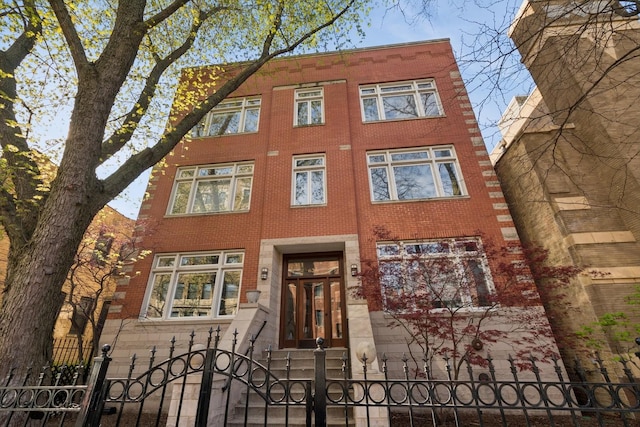 625 W Patterson Ave Unit 3E, Chicago, IL 60613 - view of front of house featuring a fenced front yard, brick siding, and a gate