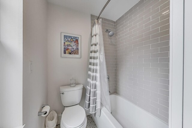 full bathroom with shower / tub combo with curtain, toilet, and baseboards