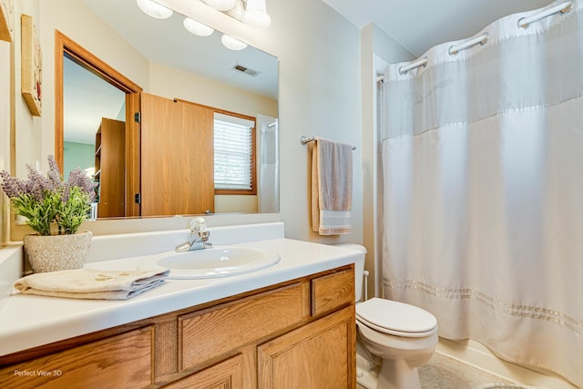 full bath with curtained shower, visible vents, toilet, and vanity