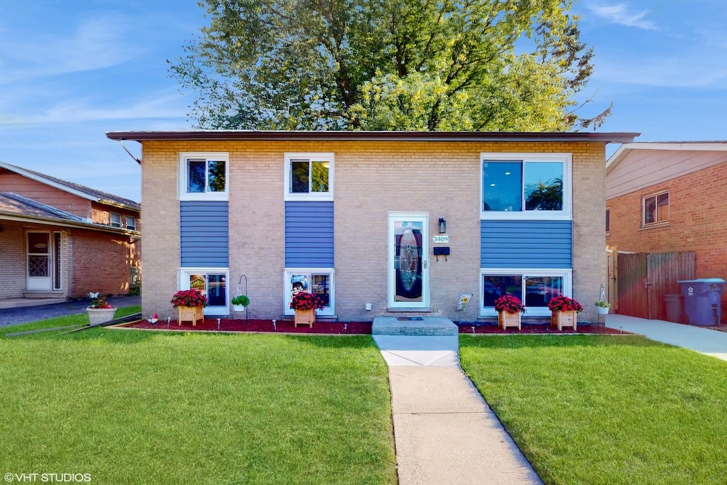 3409 W 124th St, Alsip, IL 60803 - split foyer home featuring a front yard and brick siding