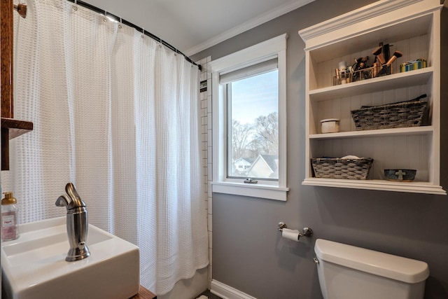 bathroom with toilet, baseboards, a shower with curtain, and crown molding