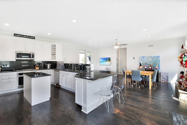 22328 N Prairie Ct, Kildeer, IL 60047 - kitchen featuring stainless steel appliances, a peninsula, a ceiling fan, a sink, and a center island