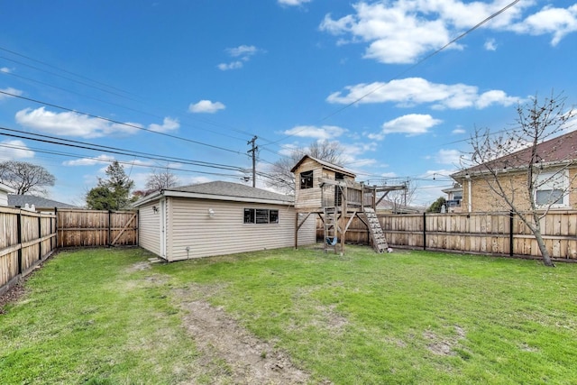 view of yard featuring a fenced backyard and an outbuilding