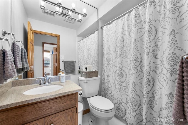 full bathroom with toilet, an inviting chandelier, vanity, and a shower with curtain