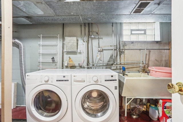 washroom with visible vents, laundry area, and washing machine and dryer