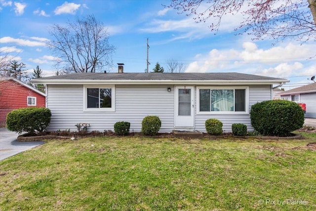 single story home with a front lawn