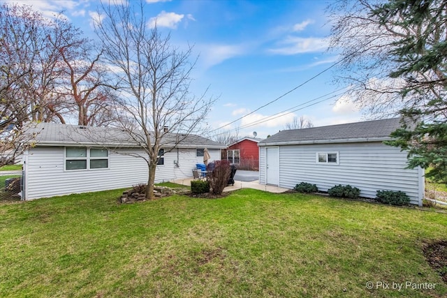 view of yard with an outbuilding