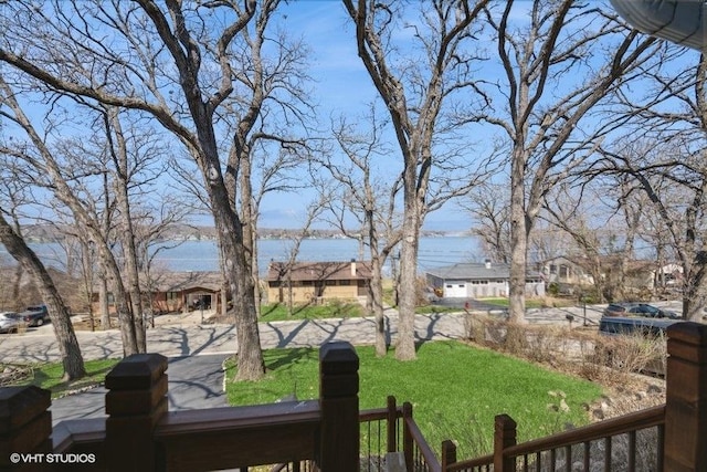 view of yard featuring a water view
