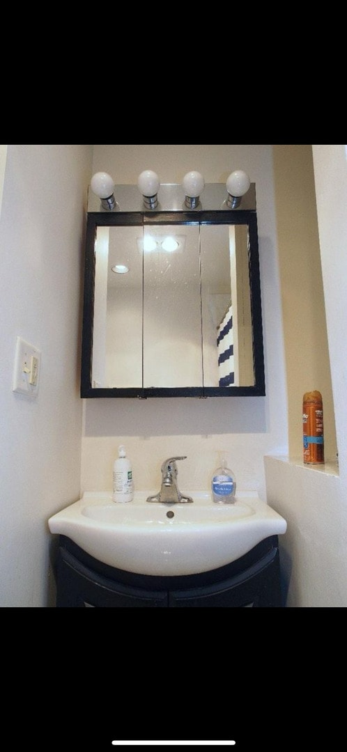 2742 N Kenmore Ave, Chicago, IL 60614 - bathroom with vanity