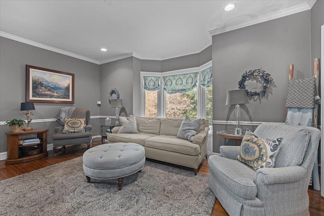 living room with baseboards, wood finished floors, recessed lighting, and crown molding