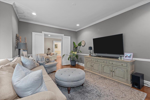 living area with baseboards, ornamental molding, wood finished floors, and recessed lighting