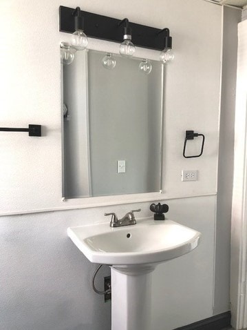 1639 Victoria Ave, North Chicago, IL 60064 - view of bathroom