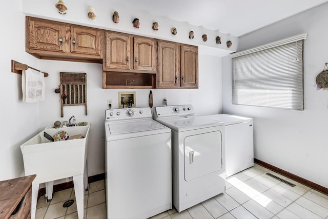 laundry room with visible vents, cabinet space, baseboards, and washing machine and clothes dryer