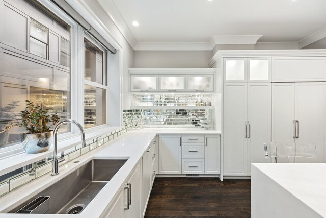 bar with a sink, dark wood-style floors, crown molding, recessed lighting, and decorative backsplash