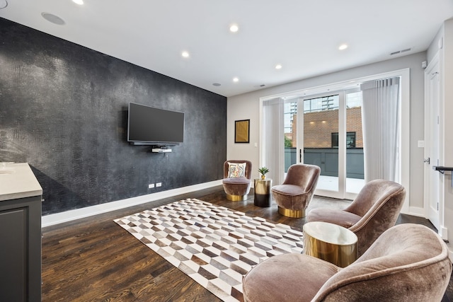living area with dark wood-type flooring, baseboards, and recessed lighting