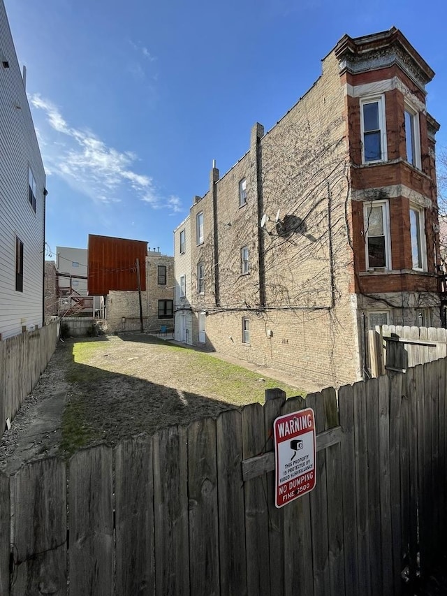 1022 N Rockwell St, Chicago, IL 60622 - view of yard featuring fence