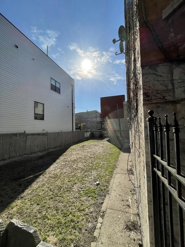 1022 N Rockwell St, Chicago, IL 60622 - view of yard featuring fence