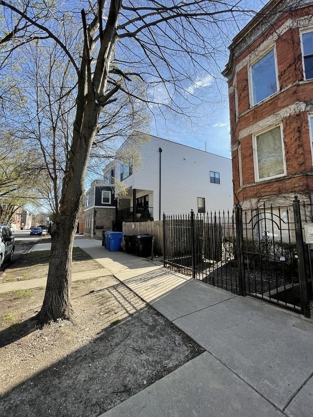 1022 N Rockwell St, Chicago, IL 60622 - exterior space featuring a fenced front yard