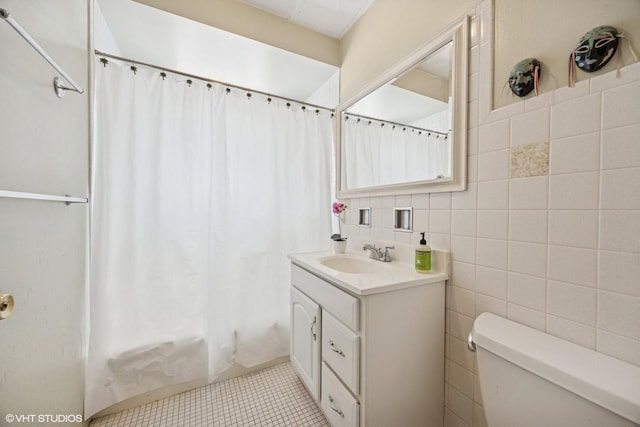 205 Circle Ave Unit 2B, Forest Park, IL 60130 - full bath featuring vanity, toilet, tile patterned floors, shower / tub combo, and decorative backsplash