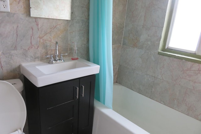 1921 W Hood Ave Unit 3B, Chicago, IL 60660 - full bath with vanity, shower / bath combo, toilet, and tile walls