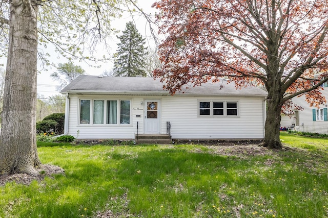 single story home with a front yard