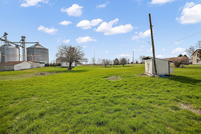 view of yard featuring an outdoor structure and a storage shed