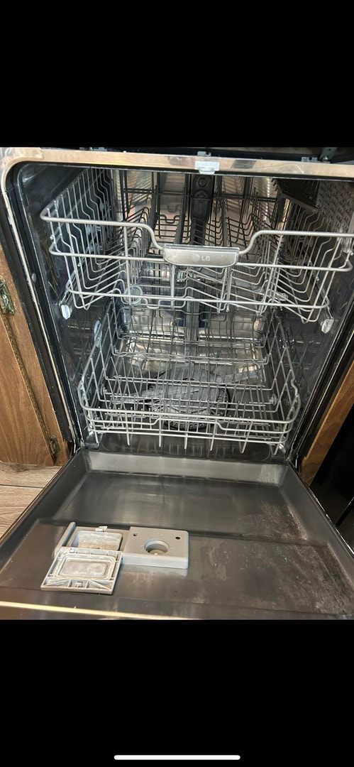 room details with dishwashing machine
