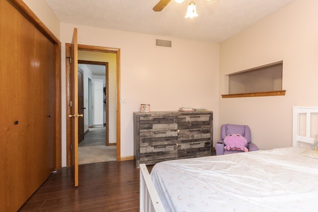 10690 E 1700 N Rd, Pontiac, IL 61764 - bedroom with dark wood-type flooring, a closet, a ceiling fan, and visible vents