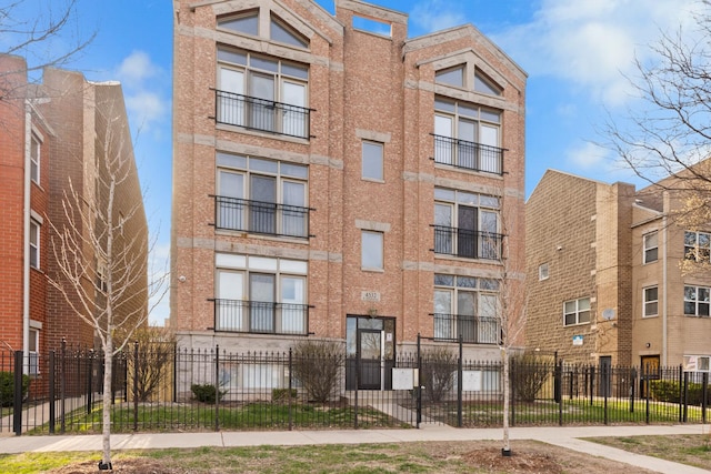4532 S Indiana Ave Unit 2N, Chicago, IL 60653 - view of property with a fenced front yard