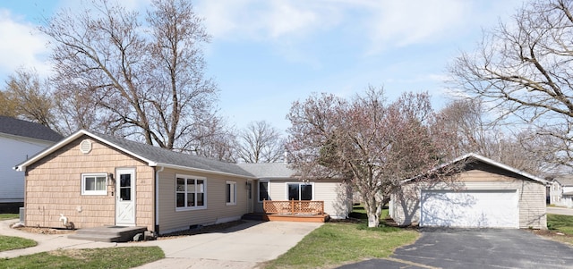 211 Washington St, Pecatonica, IL 61063 - ranch-style house featuring crawl space and aphalt driveway