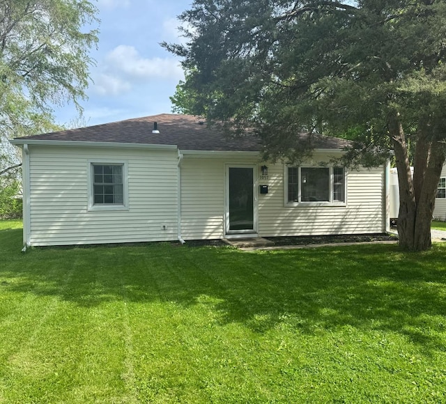 back of house featuring a lawn