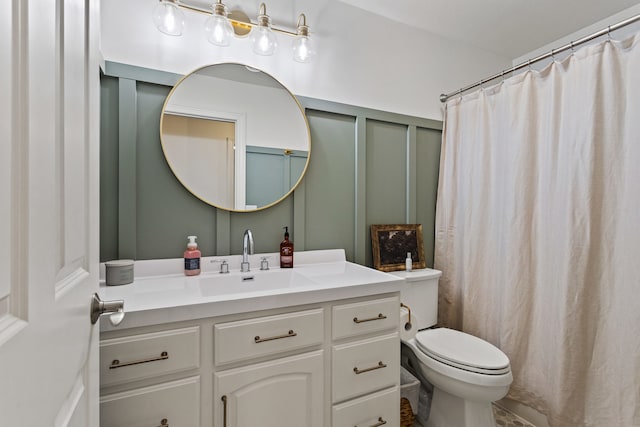 1318 Ridge Pointe Dr, Monticello, IL 61856 - full bathroom featuring a shower with curtain, a decorative wall, toilet, and vanity