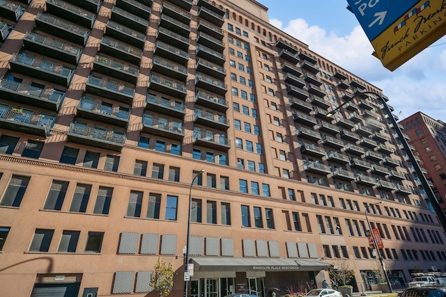 view of apartment building / complex