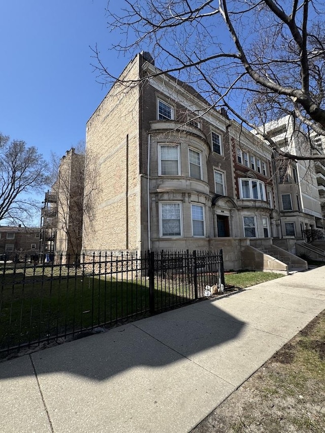 3816 S King Dr Unit 1, Chicago, IL 60653 - view of property with a fenced front yard