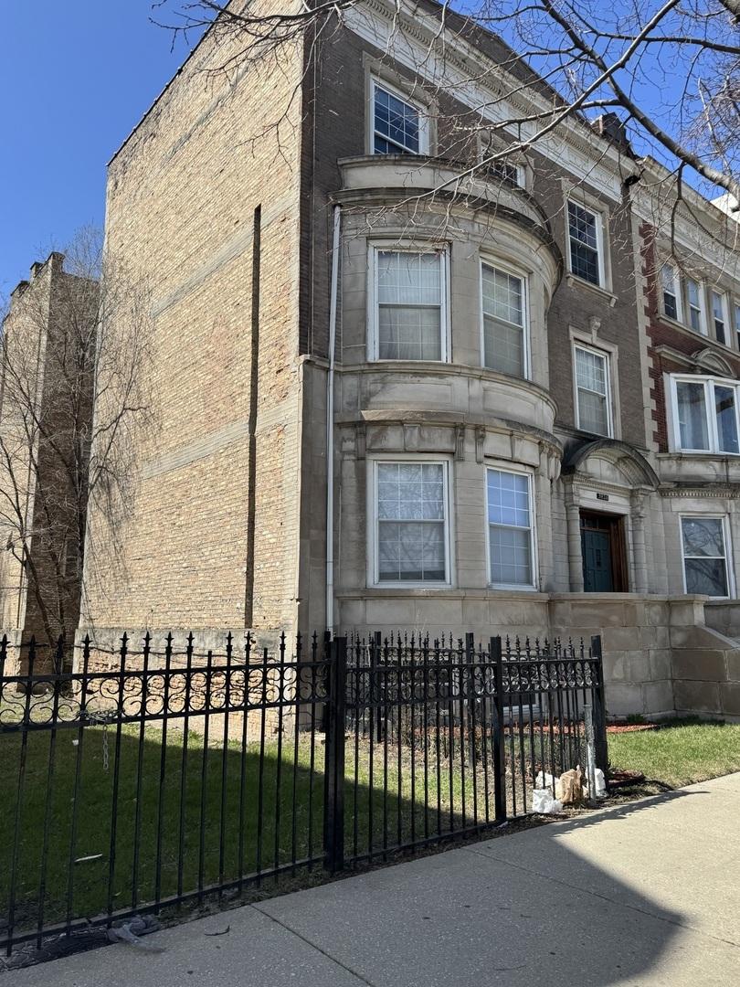 3816 S King Dr Unit 1, Chicago, IL 60653 - view of property featuring a fenced front yard