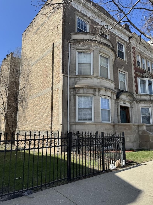 3816 S King Dr Unit 1, Chicago, IL 60653 - view of property featuring a fenced front yard