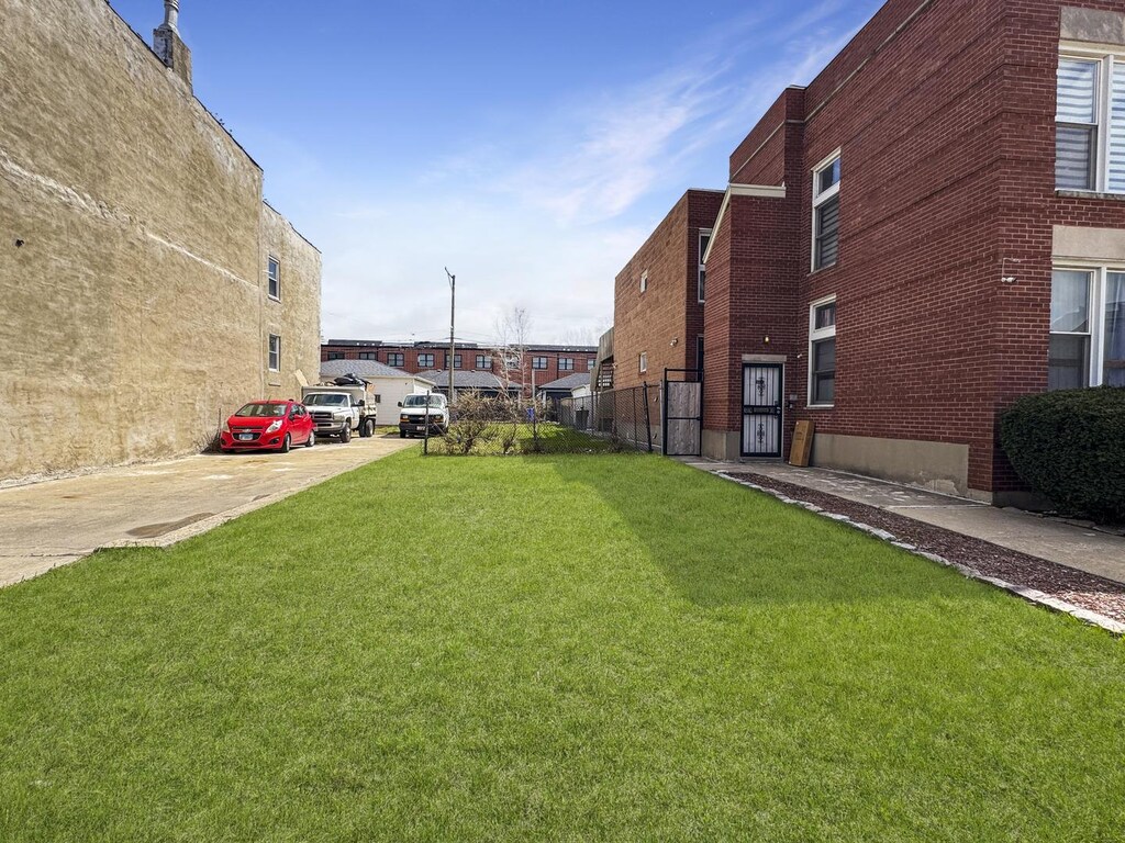 3333 S Indiana Ave, Chicago, IL 60616