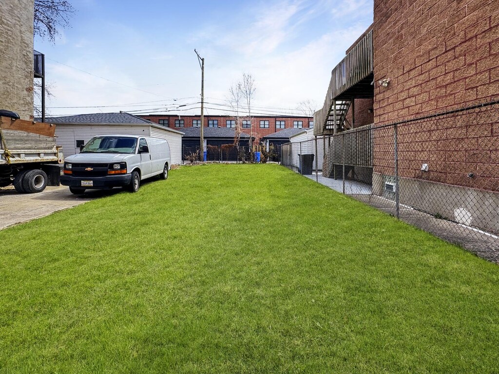 3333 S Indiana Ave, Chicago, IL 60616