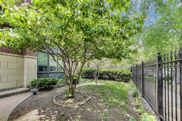 4860 N Kenmore Ave Unit 4S, Chicago, IL 60640 - view of fenced backyard