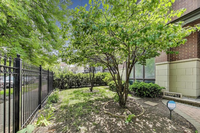 4860 N Kenmore Ave Unit 4S, Chicago, IL 60640 - view of yard