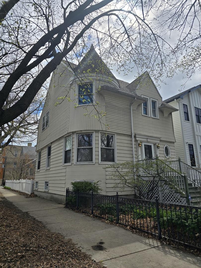 4157 N Paulina St, Chicago, IL 60613 - view of front of property featuring a fenced front yard
