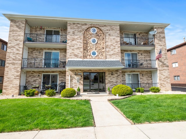 view of apartment building / complex
