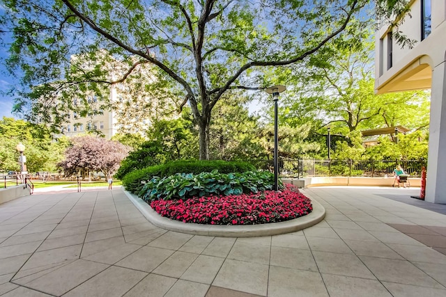 1960 N Lincoln Park W Unit 1103-2, Chicago, IL 60614 - view of property's community featuring a patio area