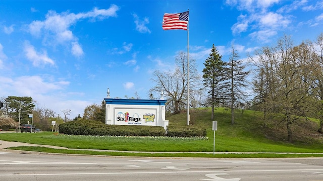 community sign featuring a lawn