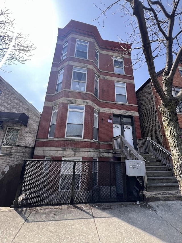 3436 S Wallace St, Chicago, IL 60616 - view of building exterior with a fenced front yard
