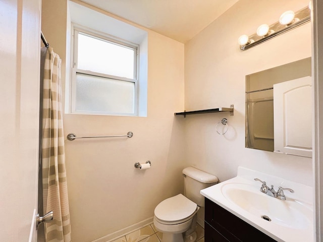 3436 S Wallace St, Chicago, IL 60616 - full bathroom featuring curtained shower, vanity, toilet, and baseboards