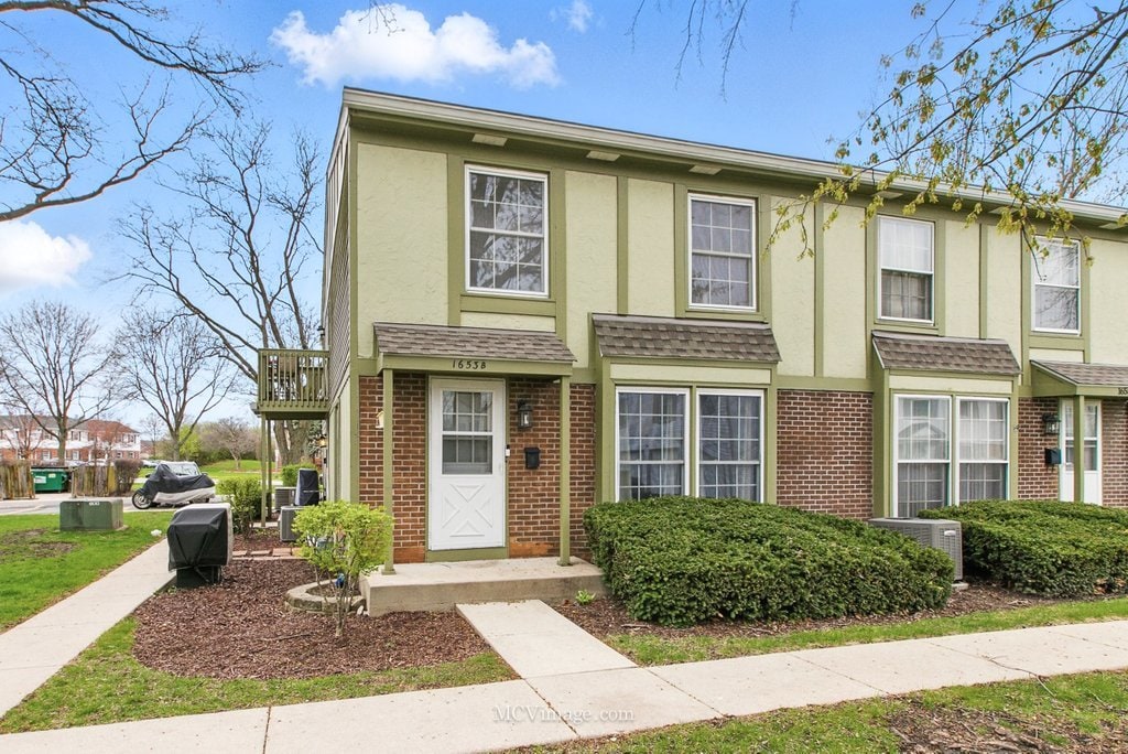 1653 Valley Forge Ct Unit B, Wheaton, IL 60189 - townhome / multi-family property featuring a shingled roof, brick siding, cooling unit, and stucco siding